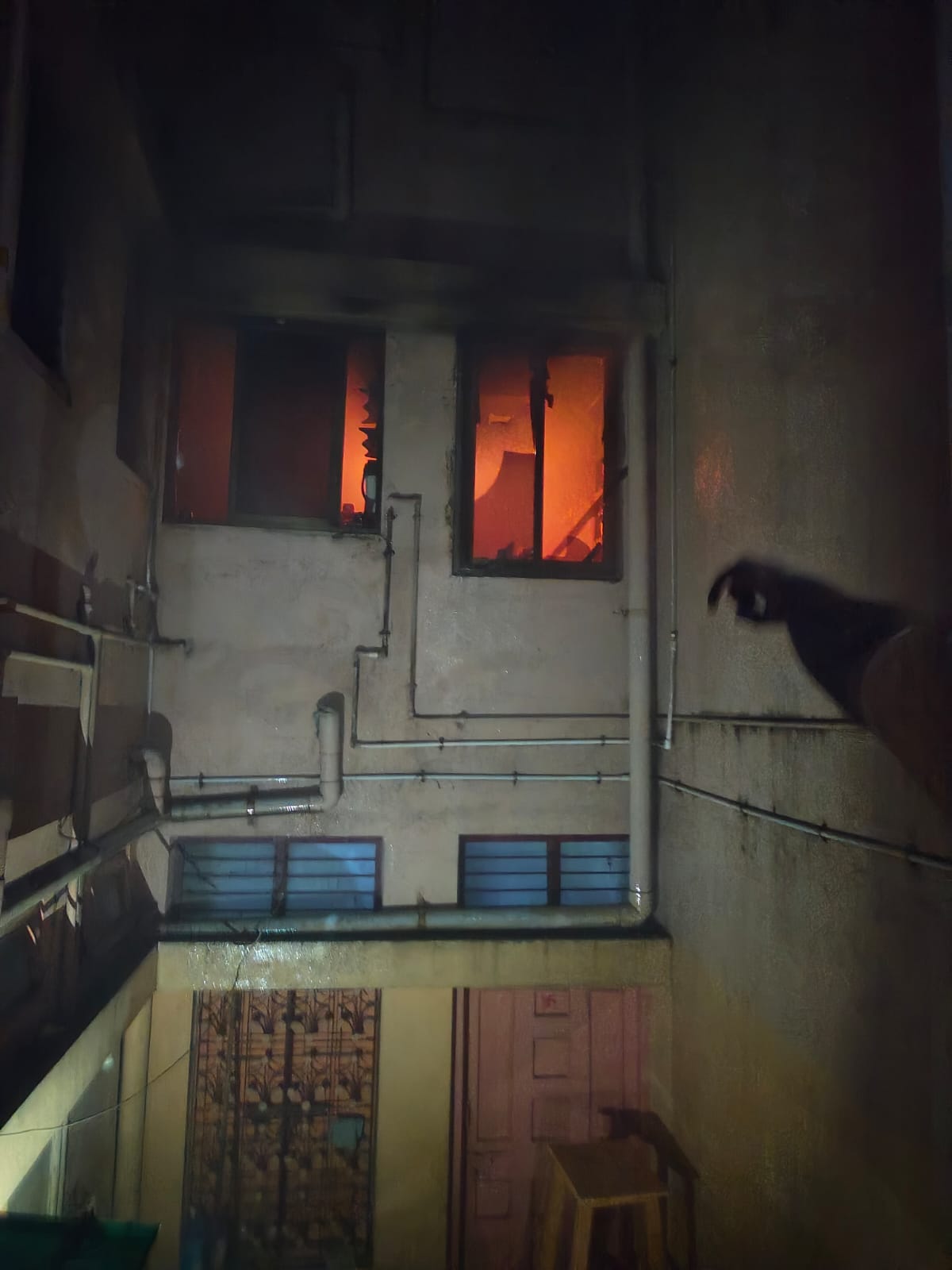 अमळनेरात सराफ बाजारातील घराला लागली आग 