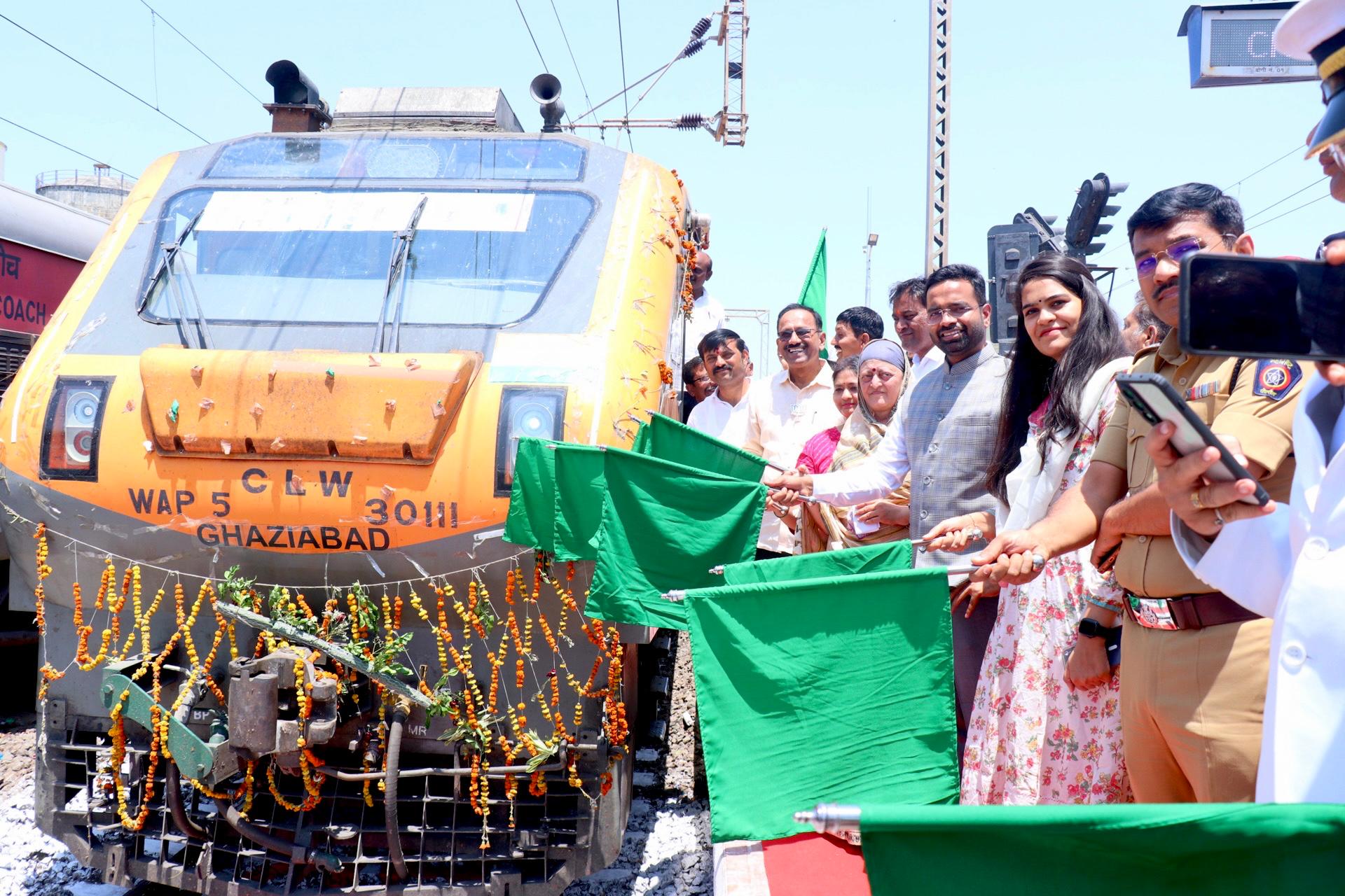🚆 अमृत भारत एक्सप्रेसचा भुसावळ–जळगावमध्ये जल्लोषात शुभारंभ