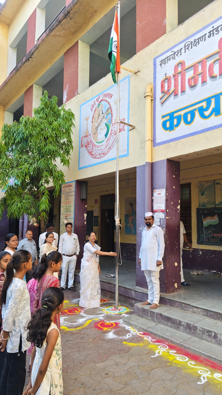डी.आर. कन्या शाळेत महाराष्ट्र दिन उत्साहात साजरा