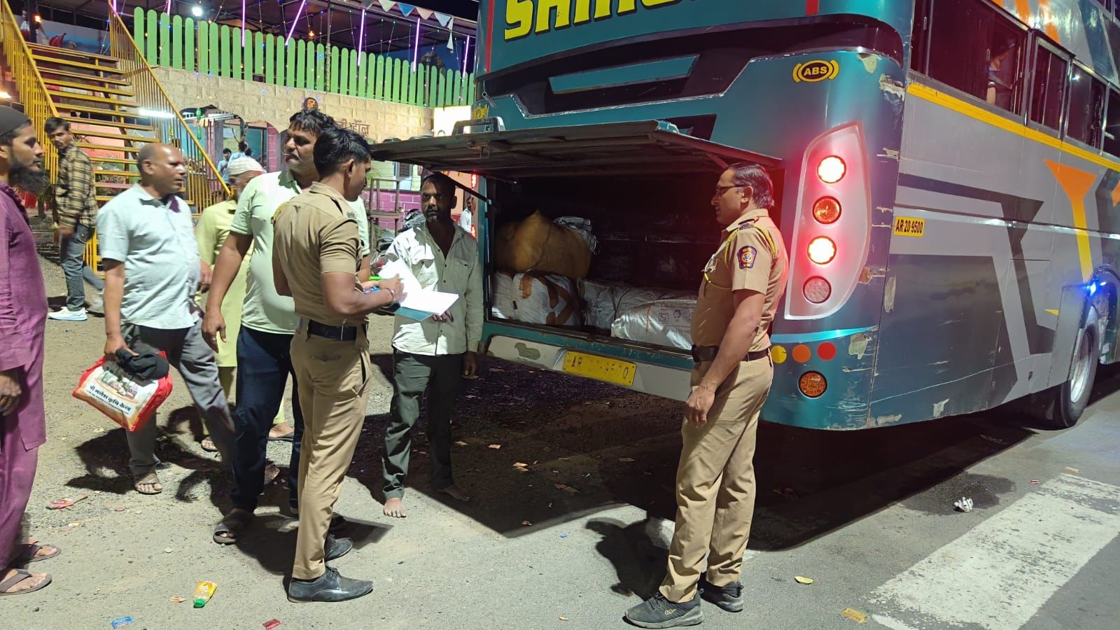 रात्री–पहाटे धडक कारवाई : ट्रॅव्हल बसेसची जळगाव पोलिसांकडून अचानक तपासणी