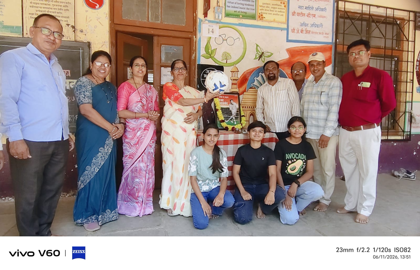 द्रौ. रा. कन्या शाळेत फिफा विश्वचषक फुटबॉल स्पर्धेचे जल्लोषात स्वागत      फुटबॉल पूजन करून विद्यार्थिनींमध्ये क्रीडाभावना जागृत; विश्वचषक स्पर्धेला दिल्या शुभेच्छा