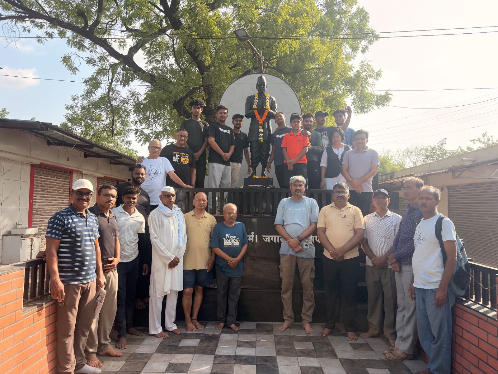 पर्यावरण संवर्धन व शेतकरी बांधवांसाठी संवेदनशील नागरिकांचे श्रमदान; लोकप्रतिनिधींच्या कर्तव्यभावनेवर सामाजिक कार्यकर्त्या दर्शना पवार यांनी साधला निशाणा.