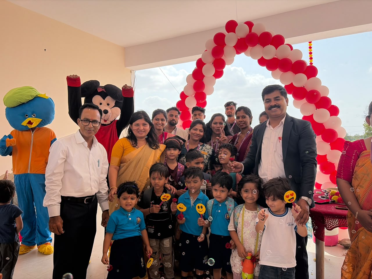 अमळनेरच्या पोदार लर्न स्कूलचा दणदणीत शुभारंभ!      ढोल-ताशांच्या गजरात विद्यार्थ्यांचे जल्लोषात स्वागत; पहिल्याच दिवशी १५० हून अधिक प्रवेश