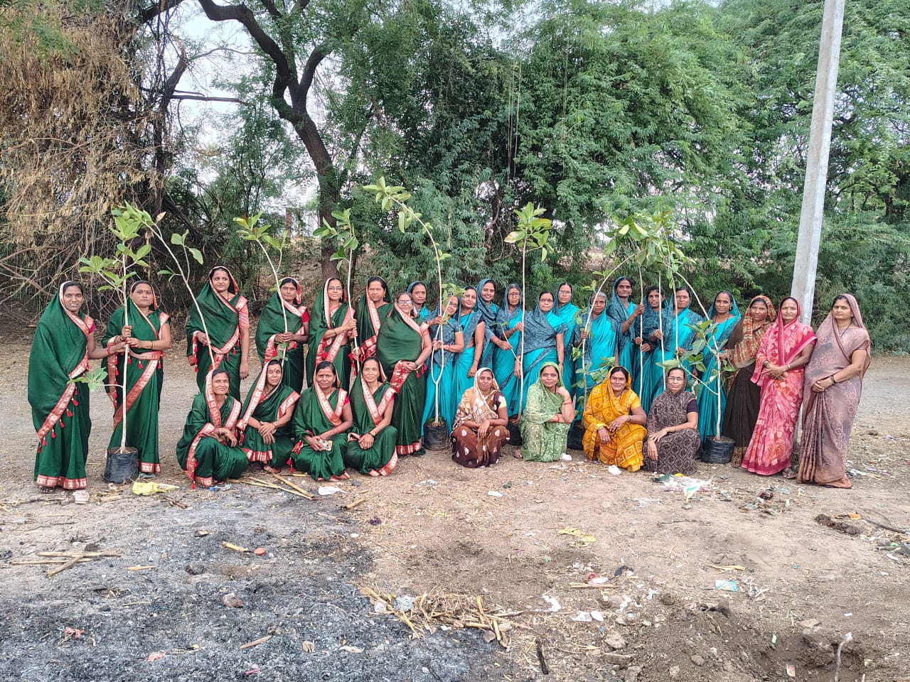 वटसावित्री पौर्णिमेनिमित्त ३० वटवृक्षांची लागवड; चिमणपुरी पिंपळे खुर्दच्या महिला शेतकरी गटांचा प्रेरणादायी उपक्रम