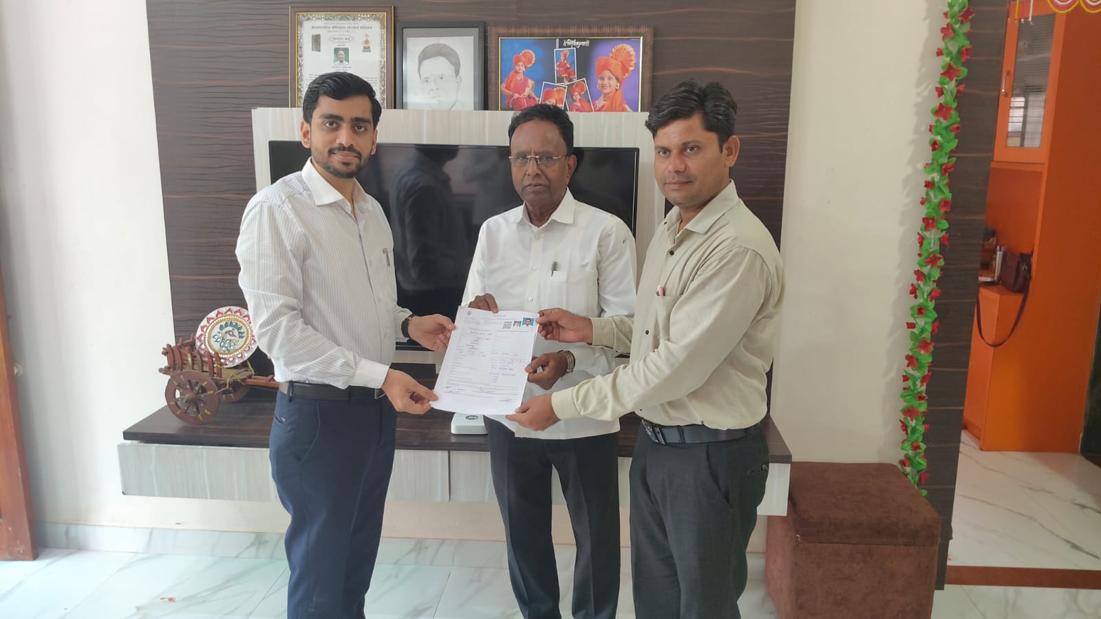 SIR मोहिमेच्या पहिल्याच दिवशी प्रांताधिकारी मयूर भंगाळे यांची धडक क्षेत्रभेट  BLO च्या कामकाजाची प्रत्यक्ष पाहणी; मतदारांच्या घरी जाऊन स्वतः भरून घेतले गणना प्रपत्र