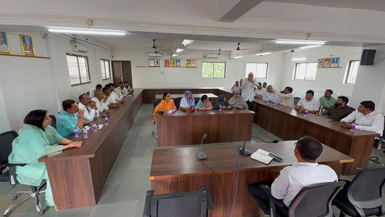 अमळनेर शहरात लवकरच 4 ते 5 दिवसाआड पाणीपुरवठा करण्याचे नियोजन करणार     शविआच्या बैठकीत मुख्याधिकाऱ्यांची ग्वाही,नागरी समस्यांबाबत नगरसेवक आक्रमक 
