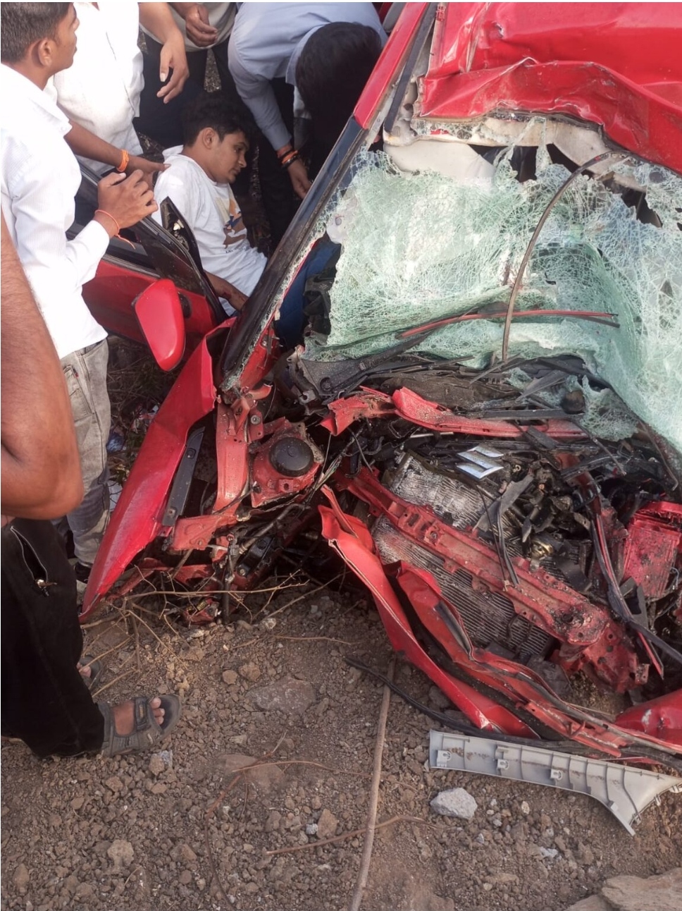 अमळनेर धुळे रस्त्यावर भीषण अपघात, सहा जणांचा जागीच मृत्यू