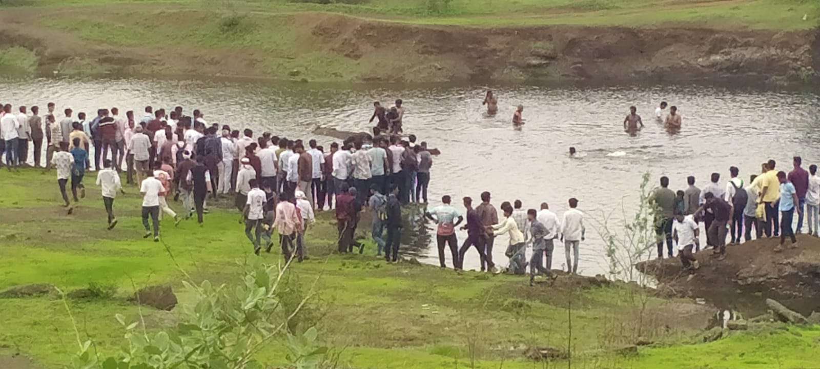 पोहण्यासाठी गेलेल्या सिंधी कॉलनीतील तीन मुलांचा पाण्यात बुडून दुर्दैवी मृत्यू 