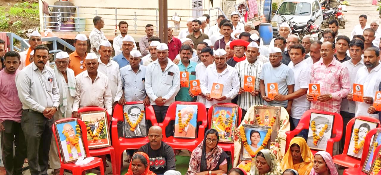 दुःखातून समाजप्रबोधनाचा नवा आदर्श!     धरणगावातील वाघ परिवाराने सत्यशोधक पद्धतीने पार पाडले उत्तरकार्य; दिवंगत श्रद्धाच्या स्मृतीप्रित्यर्थ १०० गरजू विद्यार्थ्यांना गणवेश, उपस्थितांना ‘शिवाजी कोण होता?’ ग्रंथ भेट