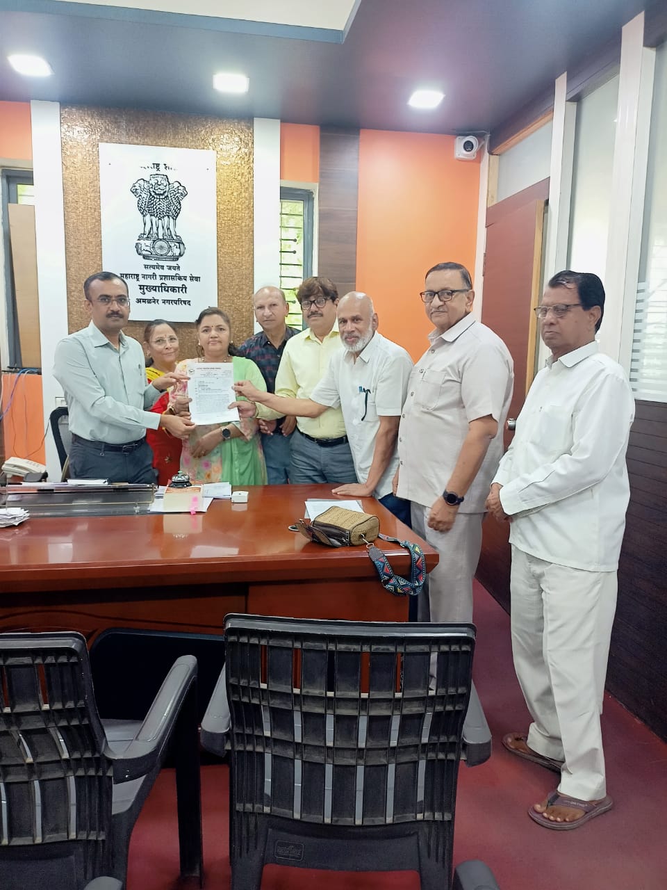 लोकवर्गणी व पाणीपट्टीवरील २% व्याजाविरोधात ग्राहक पंचायत पुन्हा आक्रमक; मुख्याधिकाऱ्यांना निवेदन