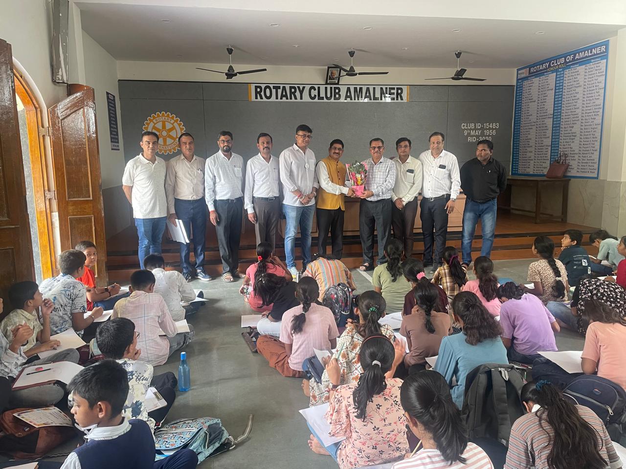 रोटरी क्लब अमळनेरतर्फे भव्य आंतरशालेय चित्रकला स्पर्धेला उत्स्फूर्त प्रतिसाद; ४०० हून अधिक विद्यार्थ्यांच्या कल्पनाशक्तीला मिळाले रंगमंच