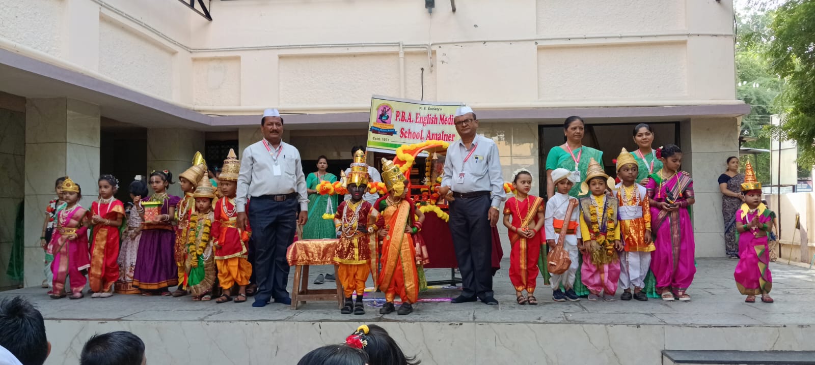 पी. बी. ए. इंग्लिश मीडियम स्कूलमध्ये ‘विठू नामाचा गजर’; भक्तिरसात रंगली आषाढी एकादशीची दिंडी, रिंगण सोहळ्याने वेधले लक्ष