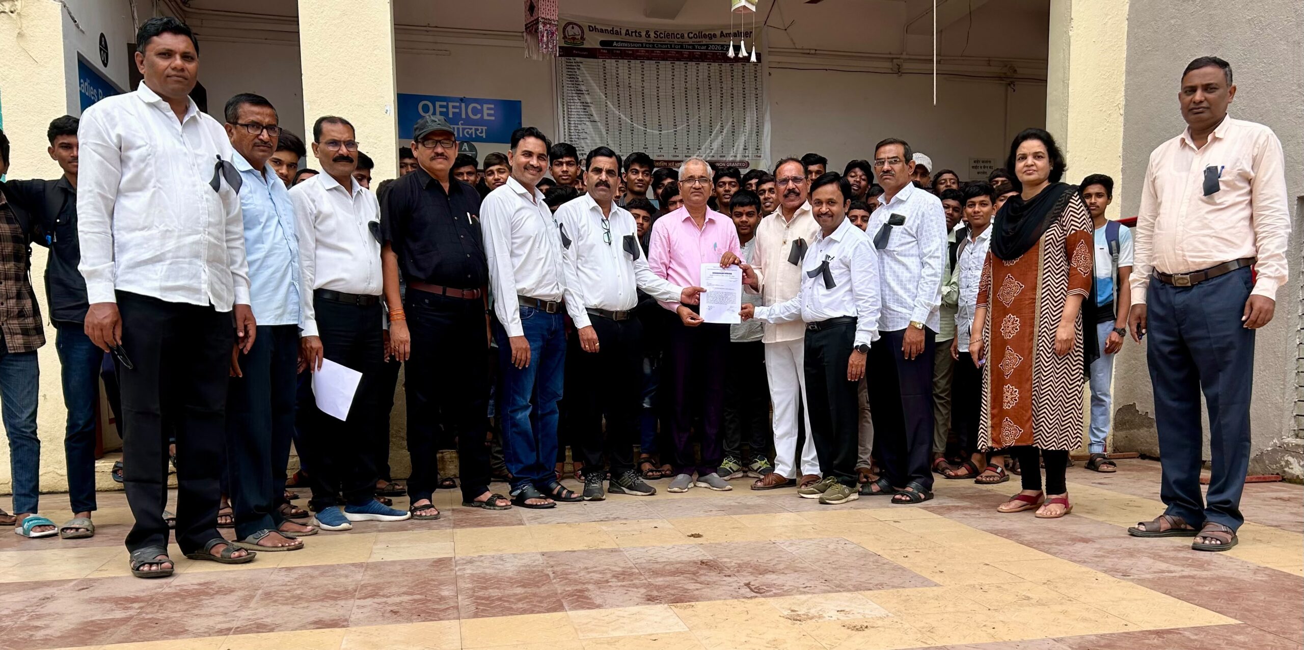दिल्लीतील विद्यार्थ्यांवरील लाठीहल्ल्याविरोधात अमळनेरमध्ये संताप; एन.मुक्टो.कडून काळ्या फिती लावून तीव्र निषेध