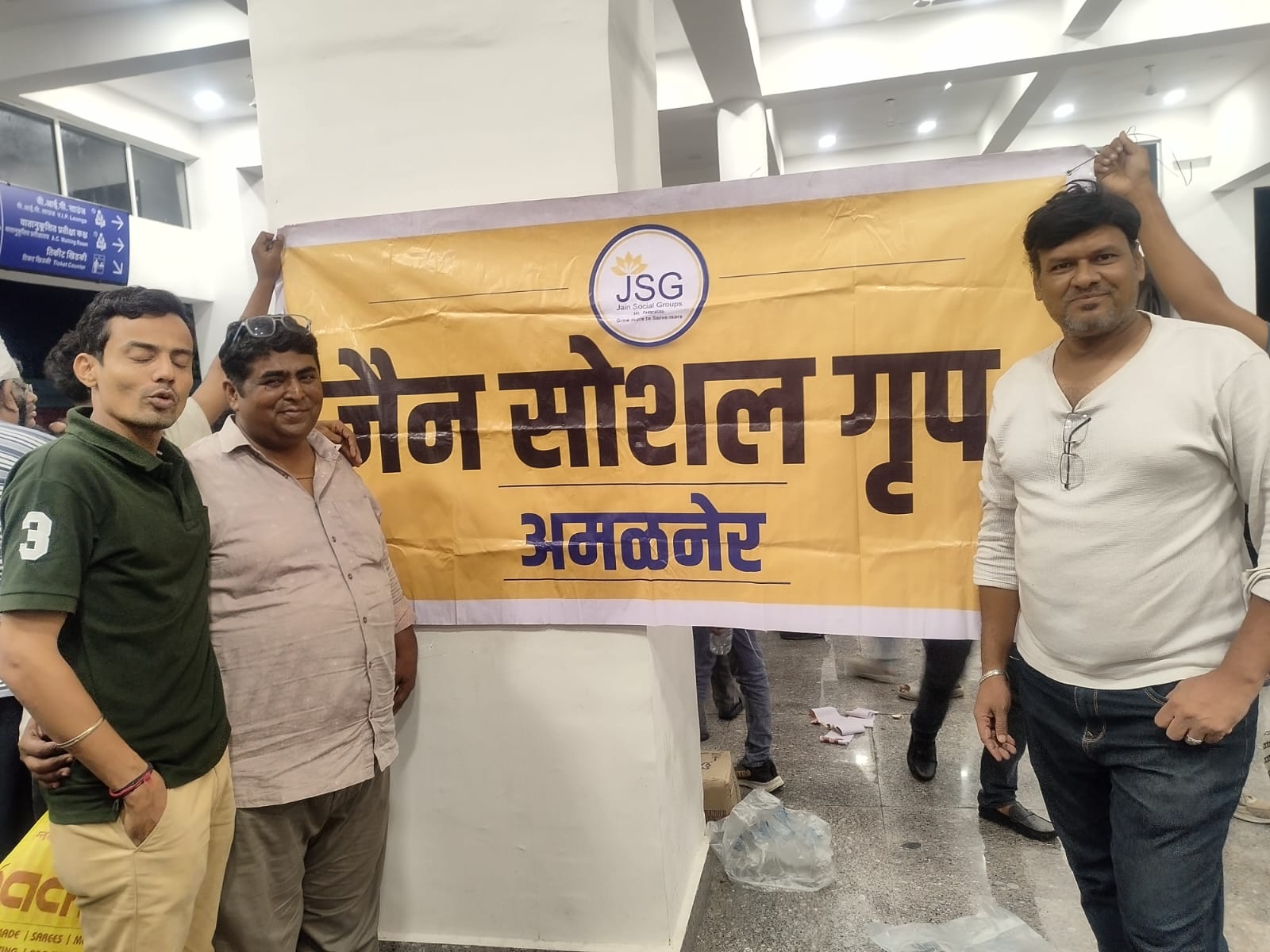 रेल्वे स्थानकावर मानवतेचा महायज्ञ! ‘जैन सोशल ग्रुप’सह शहरातील सामाजिक संस्थांकडून अन्नछत्र; अडकलेल्या १२०० प्रवाशांना दिलासा
