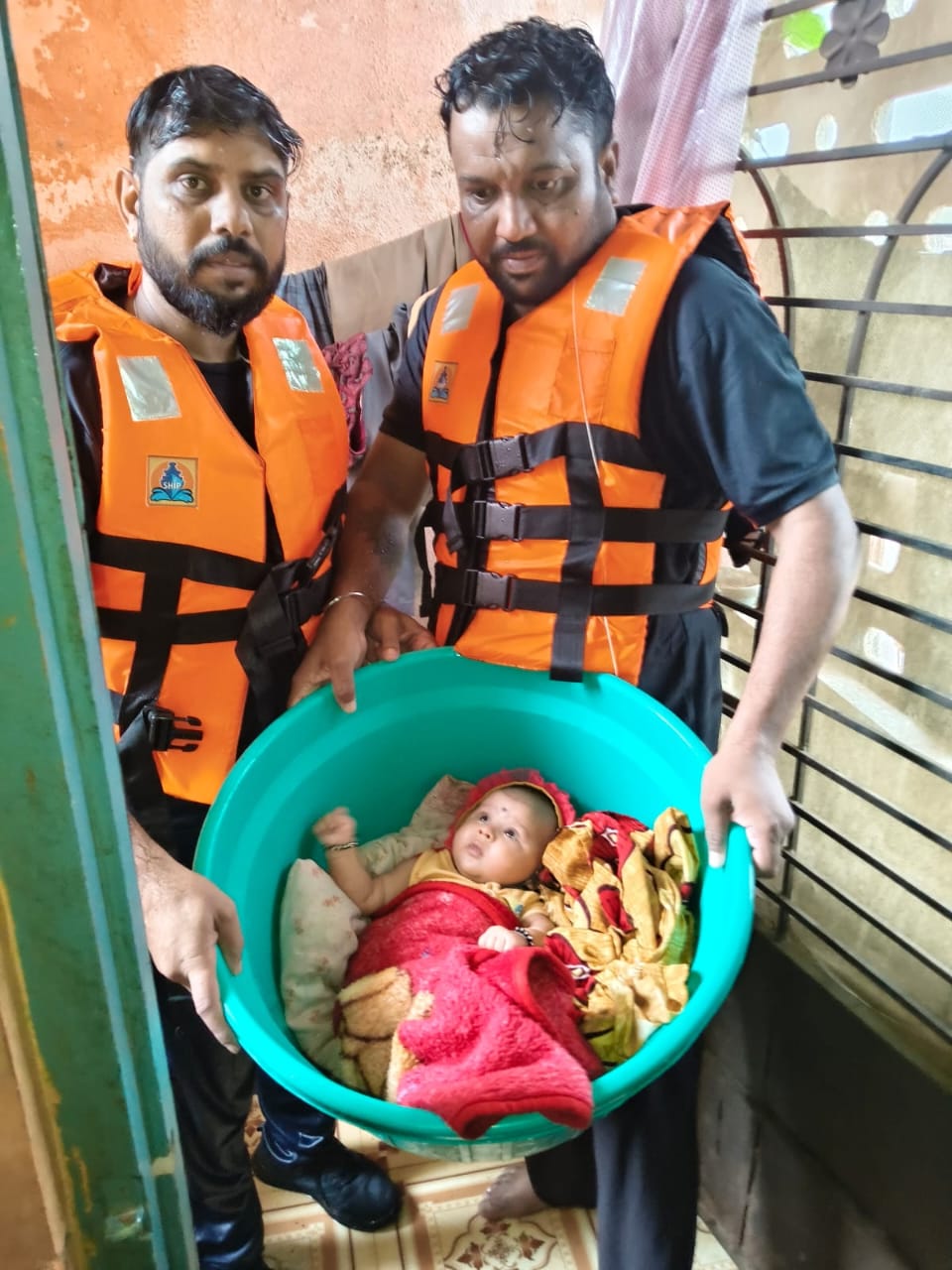 अमळनेरमध्ये पुराच्या विळख्यात अडकलेल्या एक महिन्याच्या चिमुकल्यासह कुटुंबाची थरारक सुटका; आरोग्य विभाग व अग्निशमन दलाचे दोन तास जीवावर उदार बचावकार्य