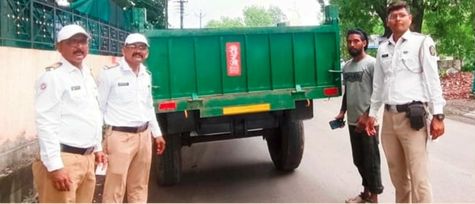 अमळनेर अपघात रोखण्यासाठी वाहतूक शाखेची विशेष मोहीम    अपघाताच्या प्रमाणात वाढ, ट्रॅक्टर ट्रॉलींवर बसविले रिफ्लेक्टर 