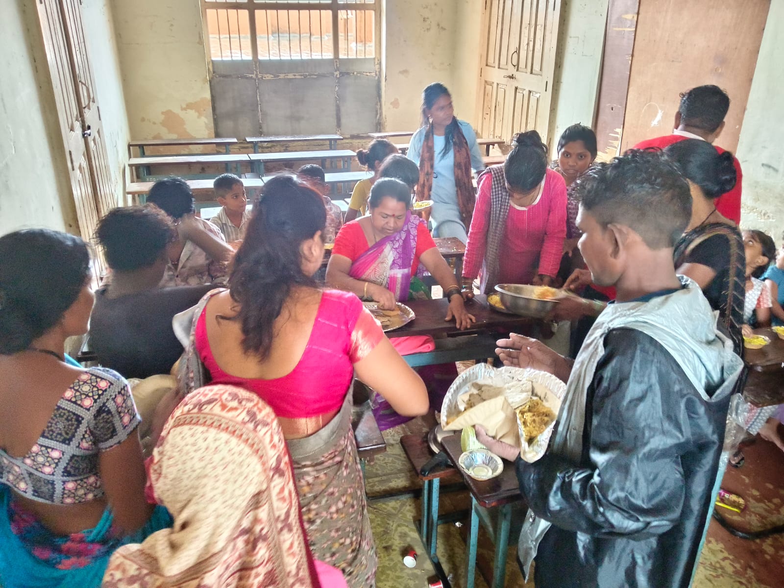 पूरग्रस्त मातंगवाडीत शिक्षिकेच्या मायेचा ओलावा; मंदाकिनी भोई यांनी दिला धीर, अन्न व वस्त्रांची मदत