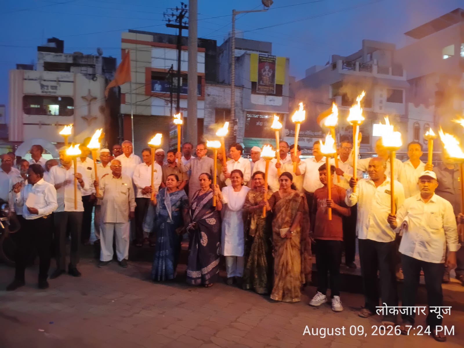 अमळनेरात केंद्र व राज्य सरकारविरोधात पेटवली क्रांतीची मशाल  महाविकास आघाडी व पुरोगामी संघटनांचा भव्य मशाल मोर्चा; शेतकरी, बेरोजगारी, महागाईसह विविध प्रश्नांवर सरकारला घेरले