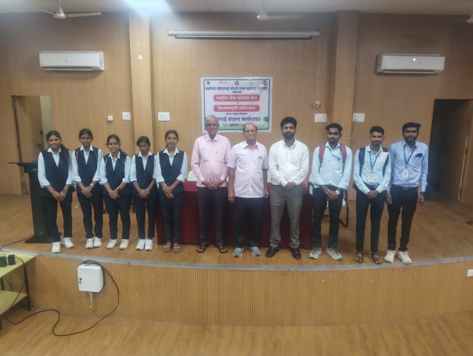 विद्यापीठात वनराई बंधारा प्रशिक्षण कार्यशाळा उत्साहात संपन्न  समाजकार्य महाविद्यालय अमळनेरच्या राष्ट्रीय सेवा योजना स्वयंसेवकांचा उत्स्फूर्त सहभाग