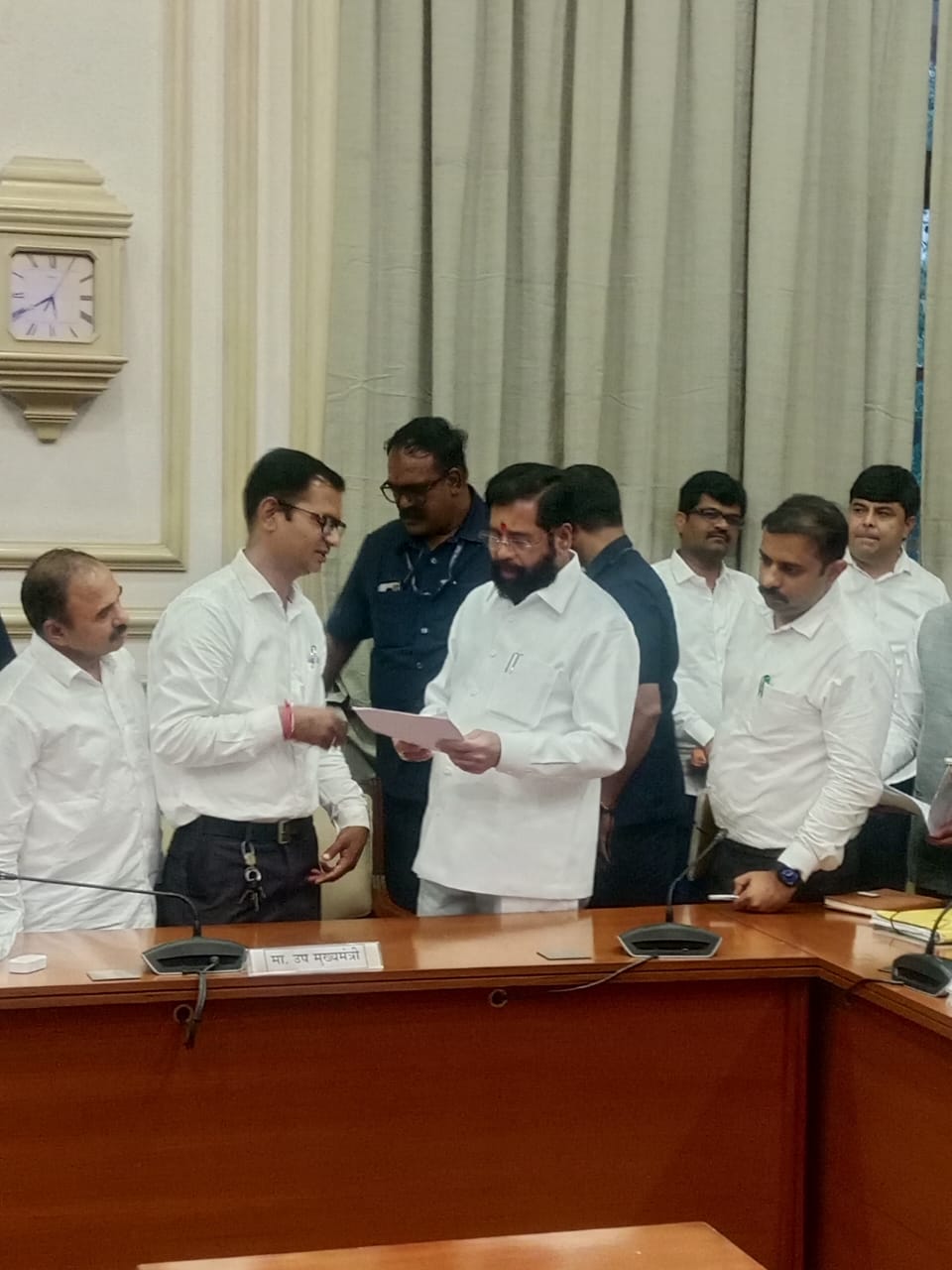सात्री गावाच्या पुनर्वसनाचा प्रश्न २६ वर्षांपासून प्रलंबित;   पांझरा नदीवर बंधारे उभारण्याची डॉ. दीपक पाटील यांची उपमुख्यमंत्री एकनाथ शिंदे यांच्याकडे मागणी