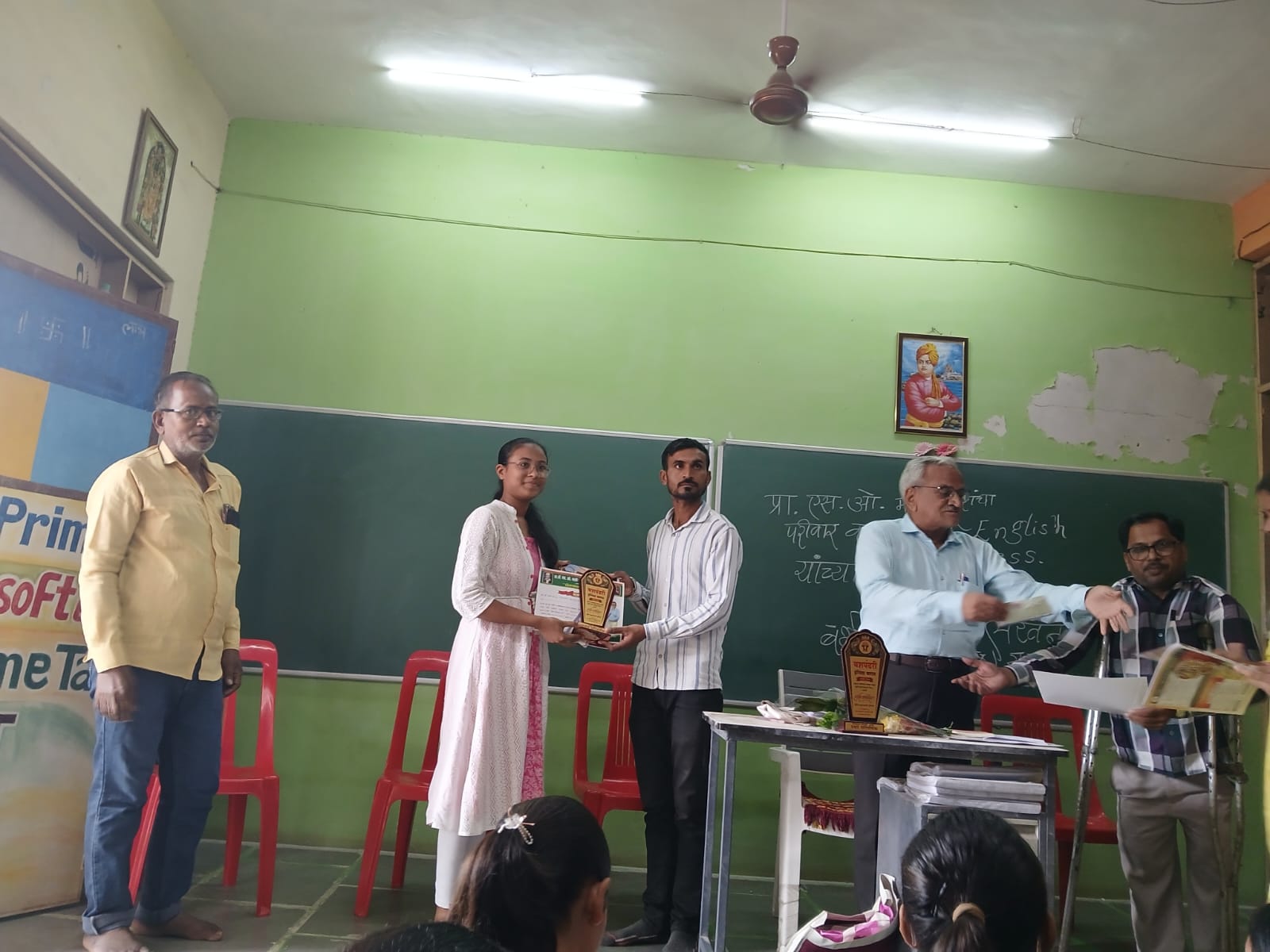 बाप एक अधिष्ठान’ निबंध व वक्तृत्व स्पर्धेत प्रेरणा चौधरीची दुहेरी बाजी