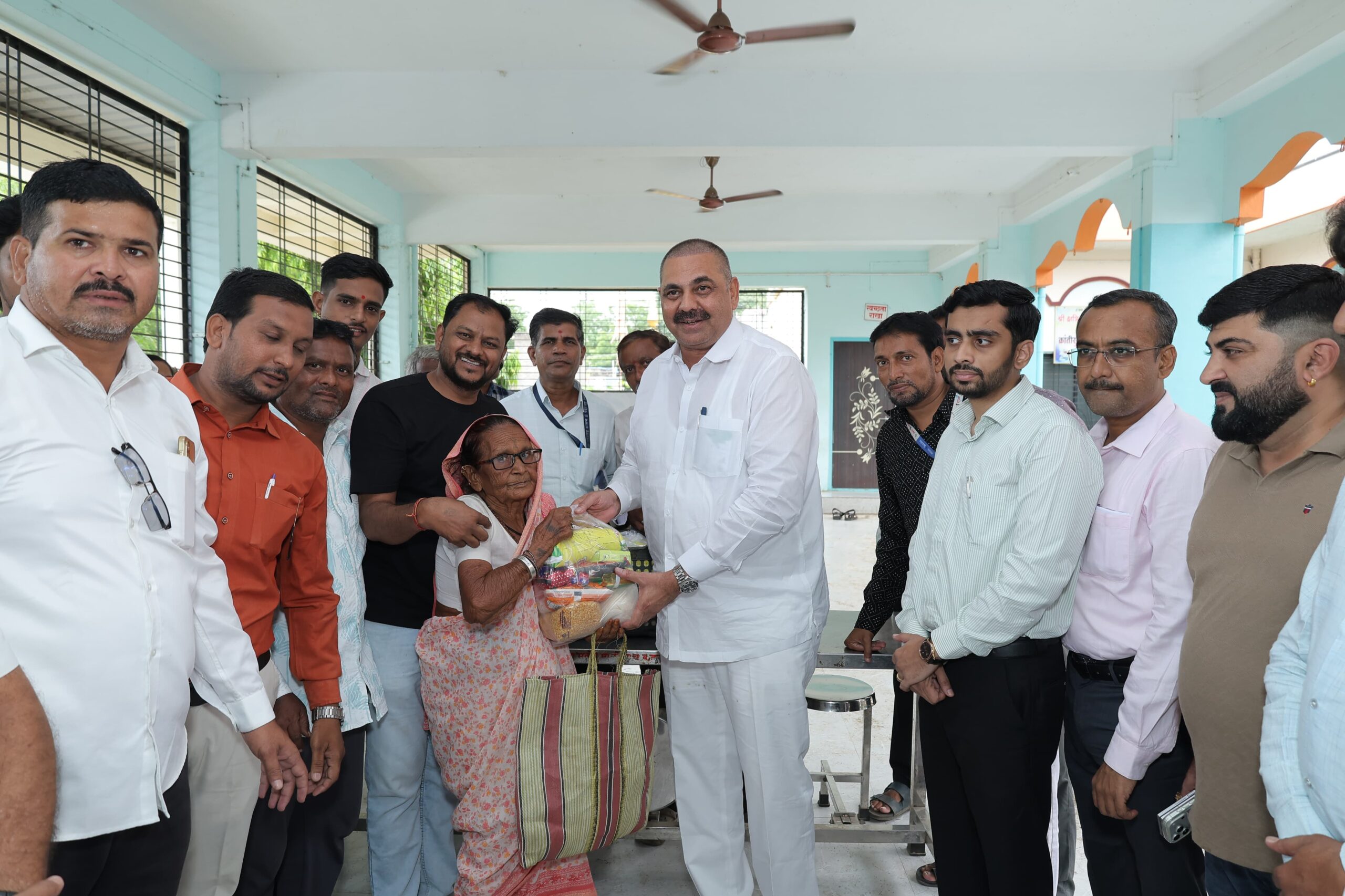 अमळनेरात अतिवृष्टी बाधितांना आमदार अनिल पाटील यांच्या हस्ते किराणा किटचे वाटप