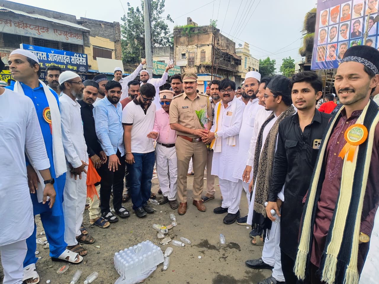 ईद-ए-मिलादुन्नबीच्या जुलूसाला पोलिस प्रशासनाचे उत्तम सहकार्य  अमळनेरमध्ये शांतता, सुव्यवस्था व बंधुभावाचे दर्शन; डीवायएसपी विनायक कोते व पोलीस निरीक्षक दत्तात्रय निकम यांचा सत्कार