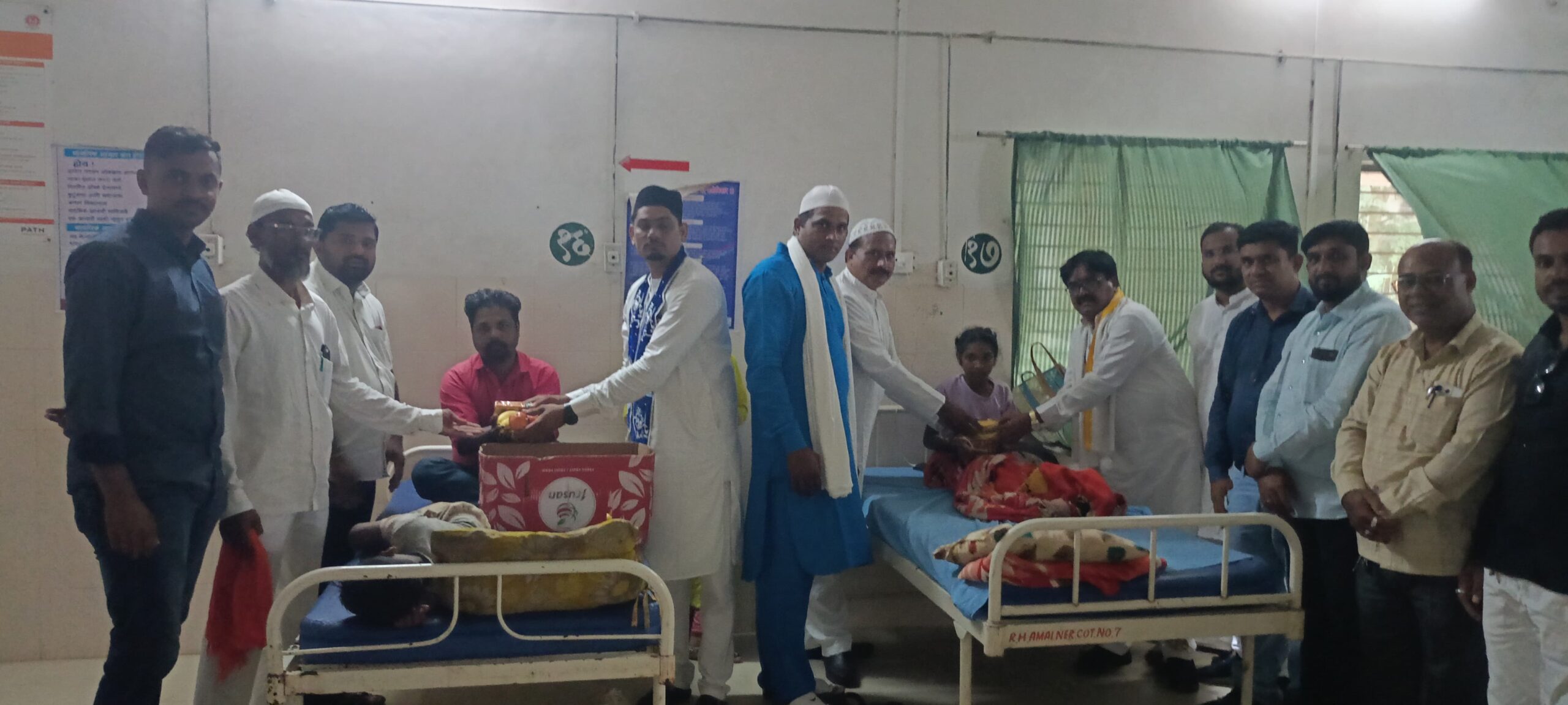 ईद मिलादुन्नबी निमित्त मानवतेचा संदेश; अमळनेरमध्ये रुग्ण व गरजूंना फळवाटप