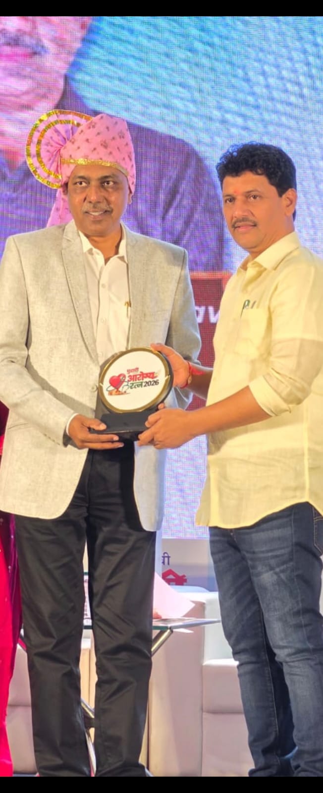 सार्वजनिक आरोग्य क्षेत्रातील उल्लेखनीय कार्याबद्दल डॉ. मोहन बच्छाव यांचा ‘आरोग्यरत्न’ पुरस्काराने गौरव