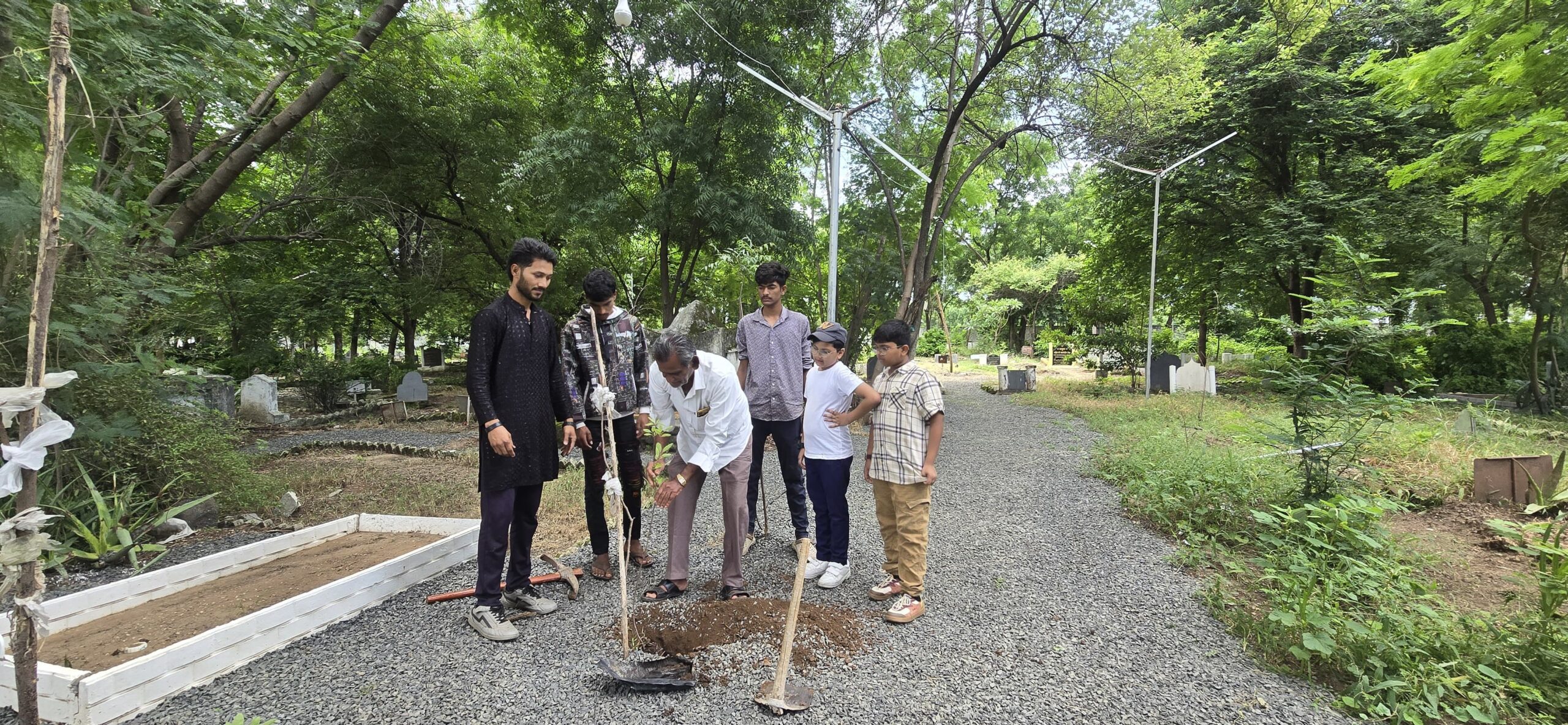 🌱 अमळनेर मुस्लिम कब्रस्तानात अल खिदमत ट्रस्टतर्फे २५ वृक्षांची लागवड