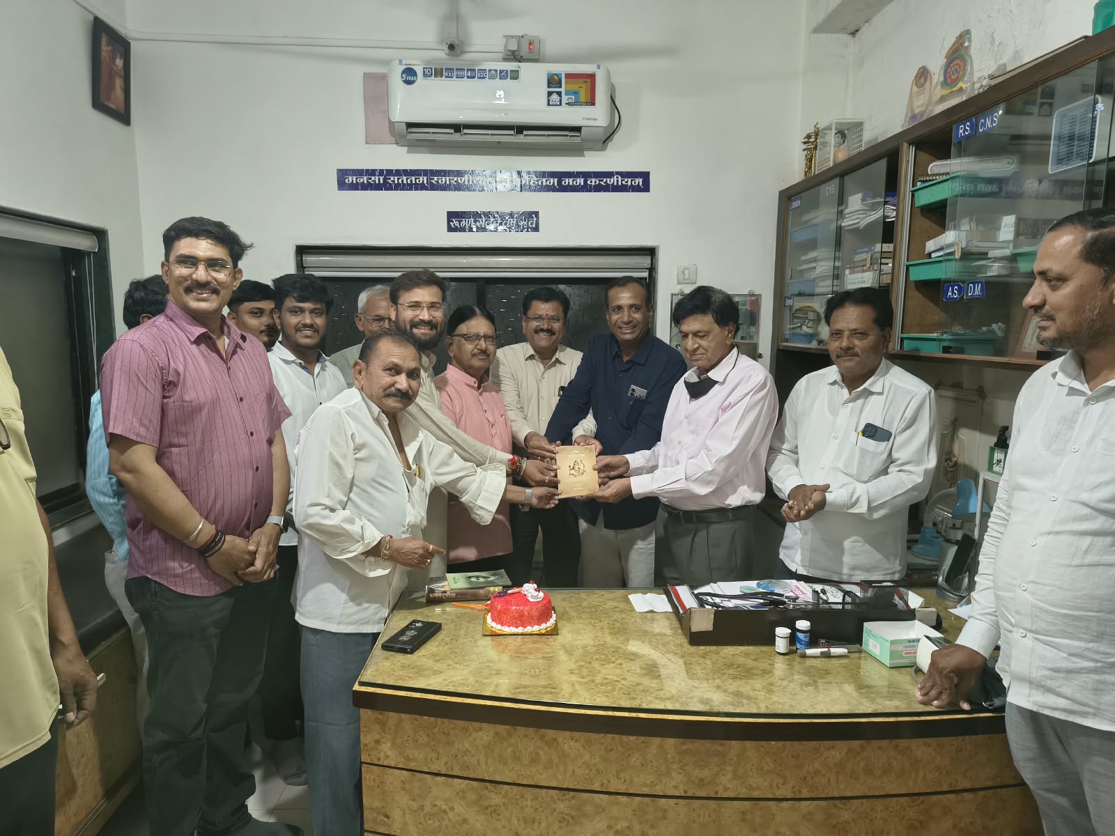 प्रशांत निकम यांच्या वाढदिवसानिमित्त राष्ट्रवादी काँग्रेसमध्ये उत्साहाचे वातावरण!  डॉ. बी. एस. पाटील यांच्या हस्ते सत्कार; केक कापून व पुस्तक भेट देत पदाधिकारी-कार्यकर्त्यांनी दिल्या मनःपूर्वक शुभेच्छा