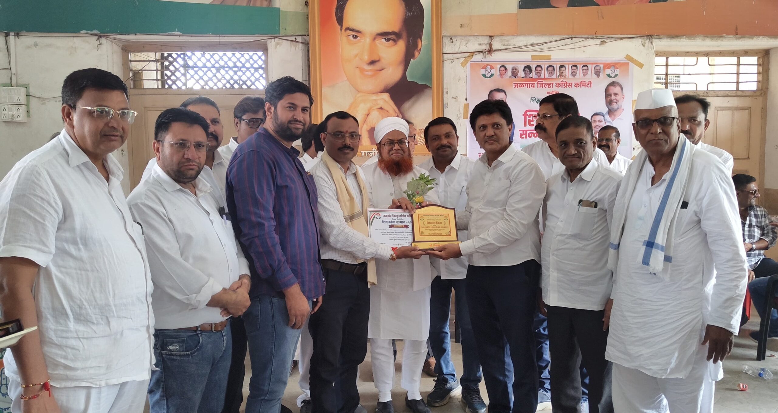 *जळगाव जिल्हा काँग्रेस कमिटीच्या वतीने २५ आदर्श शिक्षक सन्मान*     *अमळनेरचे प्रा. हिरालाल पाटील यांचा सन्मान*