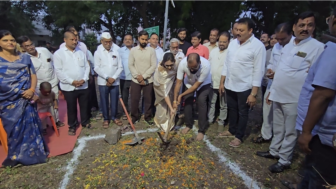 अमळनेरात एक कोटींच्या नमो गार्डनचे भूमिपूजन       नागरिकांच्या विश्वासाला तडा जाऊ देणार नाही- माजी आमदार शिरीष चौधरी
