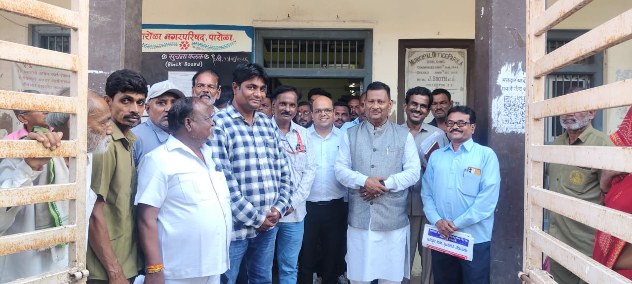 सफाई कामगारांच्या प्रलंबित मागण्यांवर पारोळा नगर परिषदेत आढावा बैठक  उपाध्यक्ष मा. मुकेशजी सारवान यांच्या उपस्थितीत कामगारांच्या अडी-अडचणींवर सकारात्मक चर्चा; निवेदनांवर योग्य निर्णय घेण्याचे आदेश