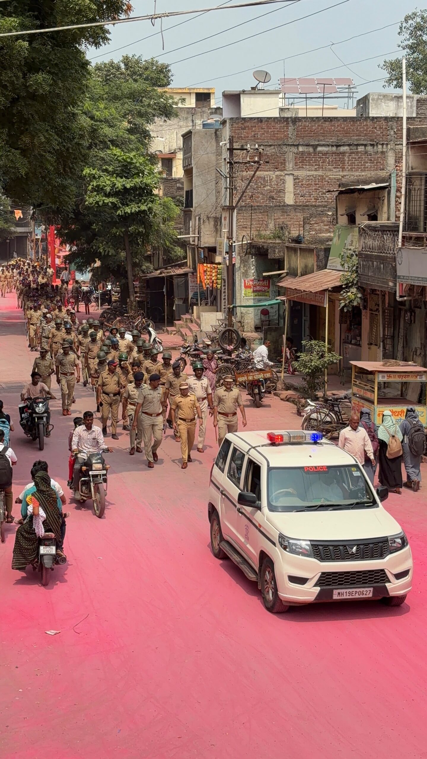गणेशोत्सवाच्या पार्श्वभूमीवर अमळनेर पोलिसांचा दमदार रूट मार्च  शहरातील संवेदनशील भागांत पोलिसांचा संचलन; कायदा-सुव्यवस्था अबाधित ठेवण्याचा संदेश