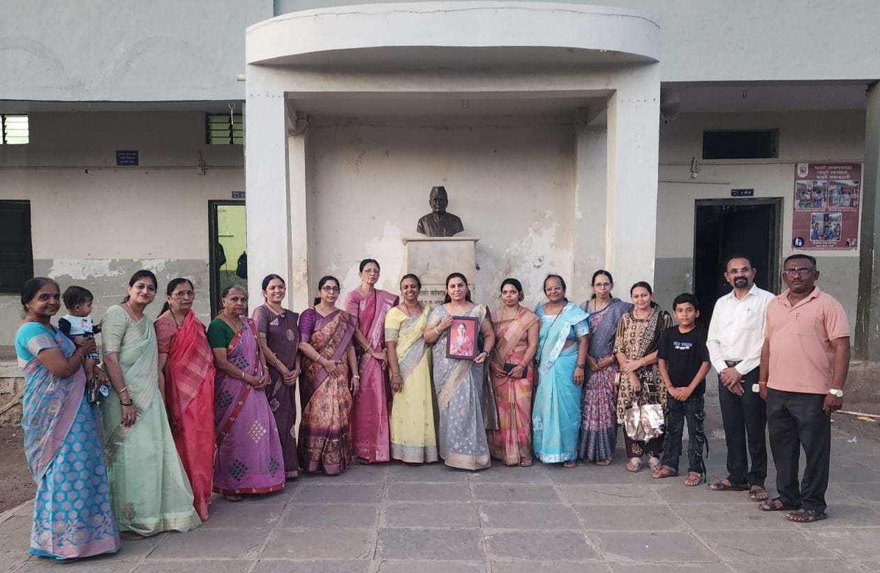 राज दीदींच्या वाढदिवसानिमित्त आश्रमशाळेतील विद्यार्थ्यांना मिष्टान्न वाटप