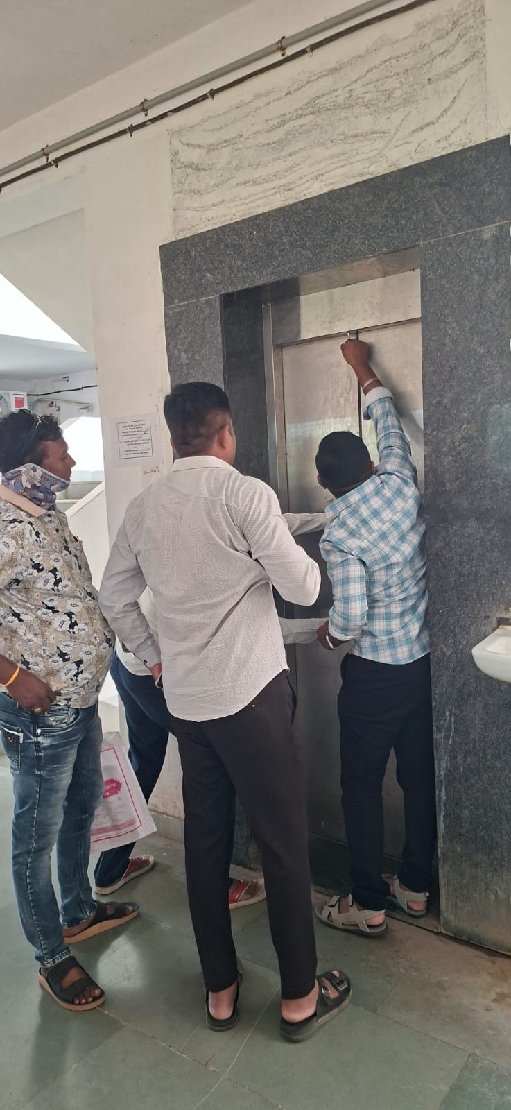 नगरपरिषदेची लिफ्ट बंद; कर्मचारी अडकला     नागरिकांच्या सुरक्षेचा प्रश्न ऐरणीवर; नादुरुस्त लिफ्टच्या दुरुस्तीकडे प्रशासनाने लक्ष देण्याची मागणी