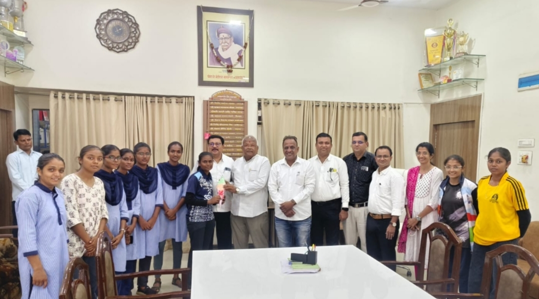 प्रतापच्या मुलींच्या खो-खो संघाची सुवर्ण भरारी!  आंतरमहाविद्यालयीन स्पर्धेत इंजिनिअरिंग कॉलेज, बांभोरी संघावर मात