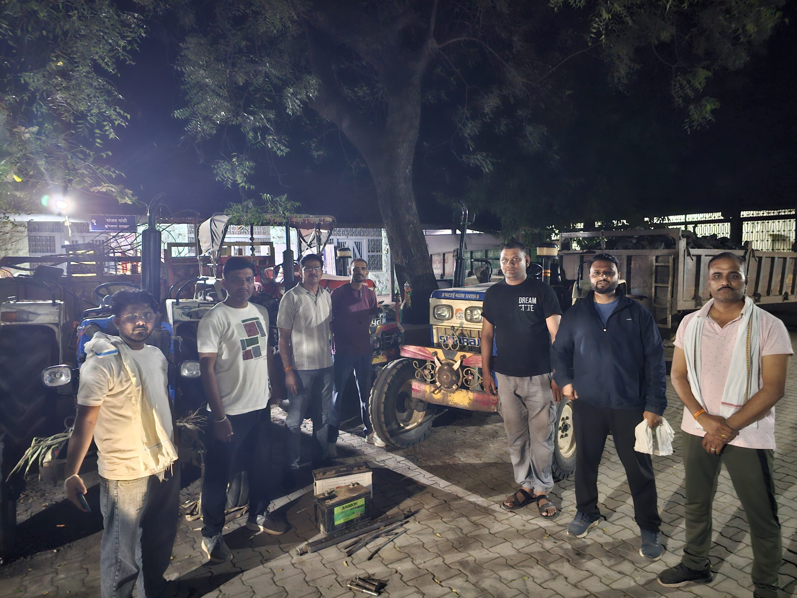 अनधिकृत मुरूम वाहतूक करणारे दोन ट्रॅक्टर जप्त  सडावण बुद्रुक येथे महसूल पथकाची कारवाई
