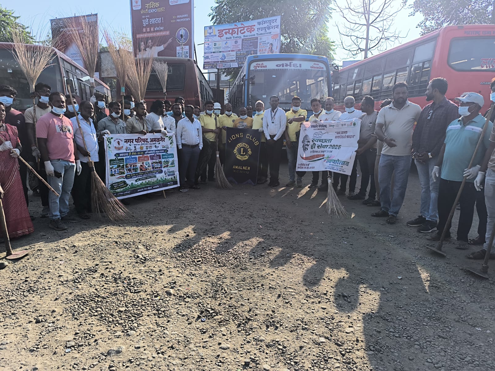 बसस्थानक परिसरात स्वच्छतेचा जागर; नगरपरिषद, लायन्स क्लबचे श्रमदान