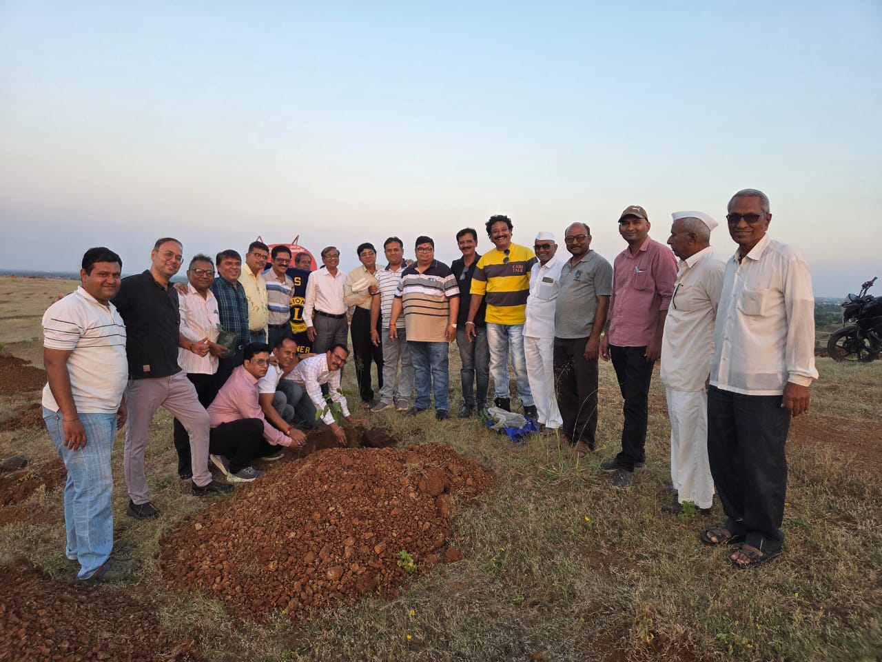 शिव टेकडीवर लायन्स क्लबतर्फे वृक्षारोपण