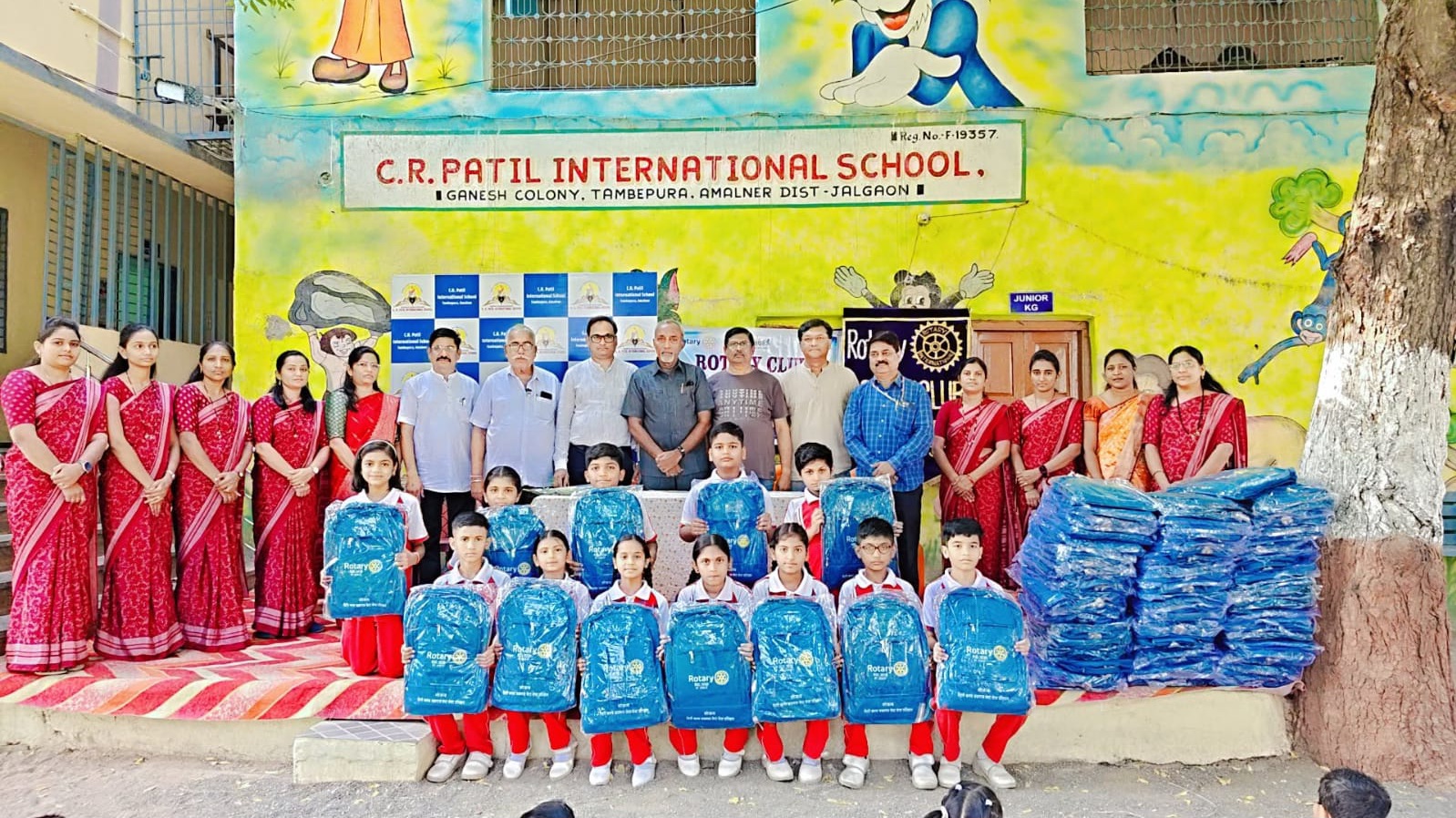 रोटरी क्लब अमळनेर तर्फे शालेय विद्यार्थ्यांना स्कूल बॅगचे वितरण