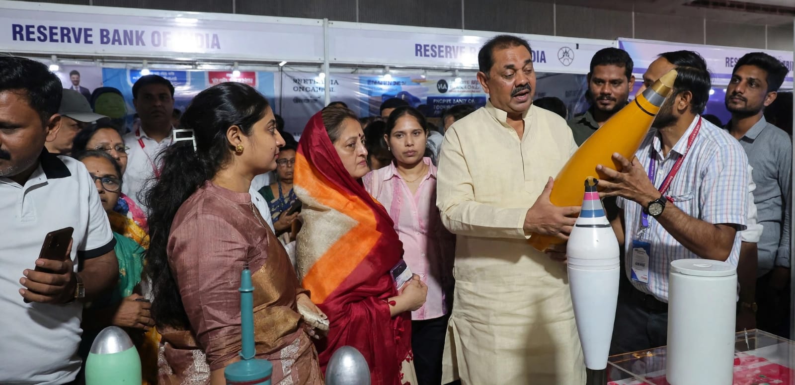 तीन दिवसांत साडेबारा हजार नागरिकांची भेट; ‘प्रगतिशील महाराष्ट्र २०२६’ प्रदर्शनाचा दिमाखात समारोप  सरकारी योजनांची माहिती एकाच छताखाली; उत्कृष्ट सादरीकरण करणाऱ्या विभागांचा गौरव