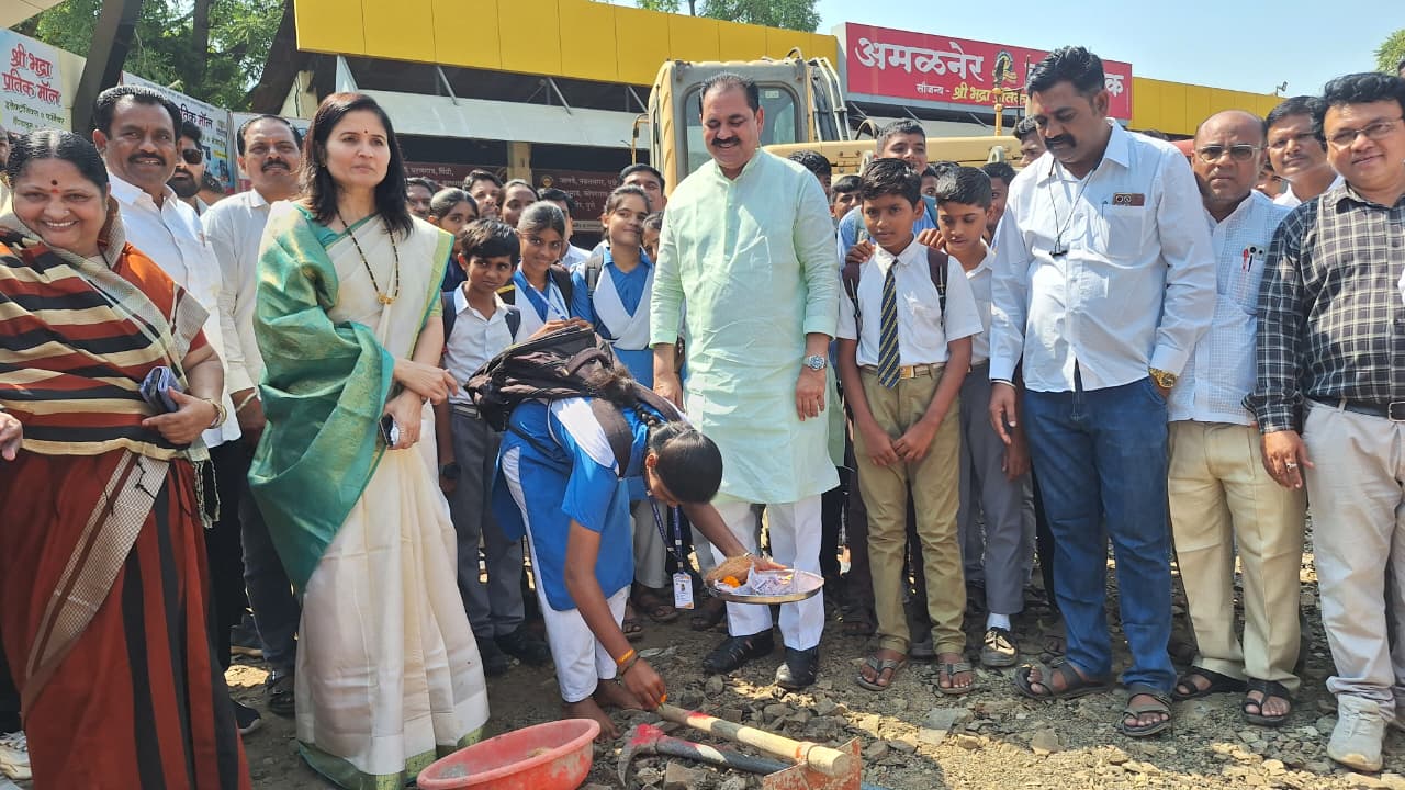 सहा महिन्यात अमळनेर बसस्थानकाचा चेहरामोहरा बदलेल-आ.अनिल पाटील  बसस्थानकात विकास कामाचा भूमिपूजन सोहळा उत्साहात