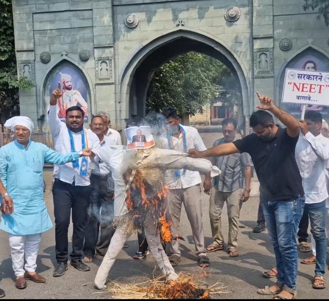  अमळनेरमध्ये मतचोरीच्या आरोपांविरोधात तीव्र निषेध; मुख्य निवडणूक आयुक्त ज्ञानेश कुमार यांच्या प्रतिकात्मक पुतळ्याचे दहन!     दसऱ्याच्या पार्श्वभूमीवर एनएसयूआयच्या वतीने आंदोलन; निष्पक्ष निवडणूक आयोगाची मागणी
