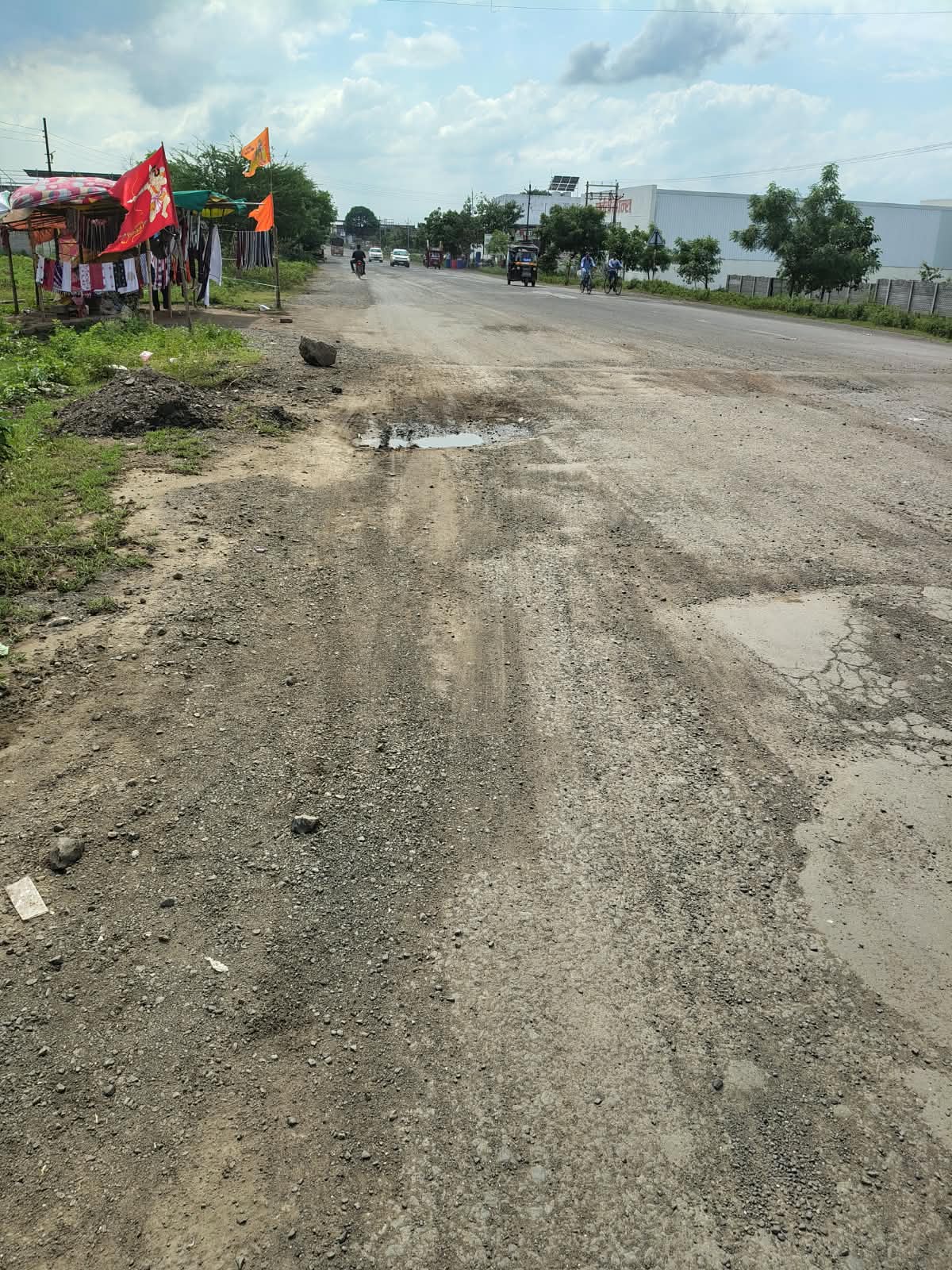 अंबाऋषी टेकडीखालील रस्ता खड्ड्यांच्या विळख्यात; तुटलेल्या सुरक्षा कठड्यामुळे अपघाताचा धोका      देवळी फाटा ते सिंधी कॅम्प मार्गाची दुरवस्था; नागरिक त्रस्त, तातडीने दुरुस्तीची मागणी