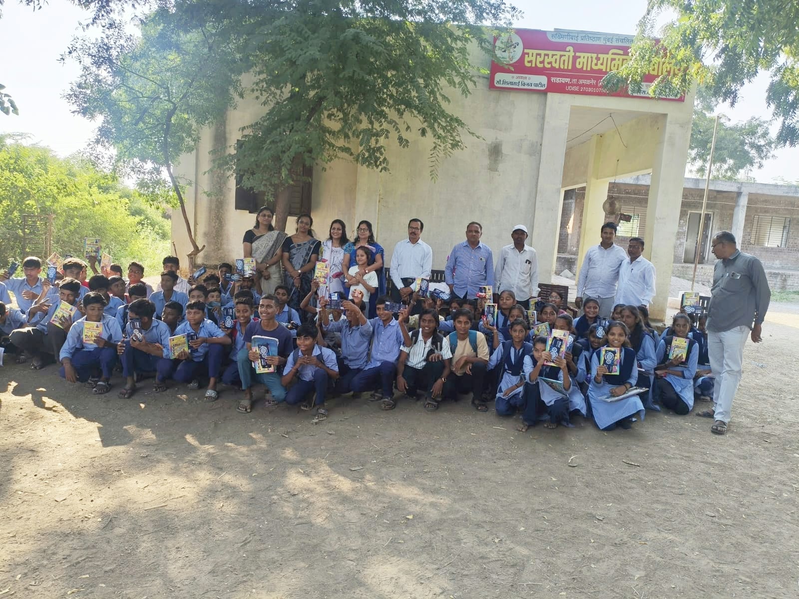 सरस्वती माध्यमिक विद्यालयातील विद्यार्थ्यांना शैक्षणिक साहित्याचे वाटप डॉ. रवींद्र जैन व डॉ. मंजुश्री जैन यांचा स्तुत्य उपक्रम; पाचवी ते दहावीच्या विद्यार्थ्यांना इंग्लिश ग्रामर पुस्तके व कंपास पेट्यांचे वितरण