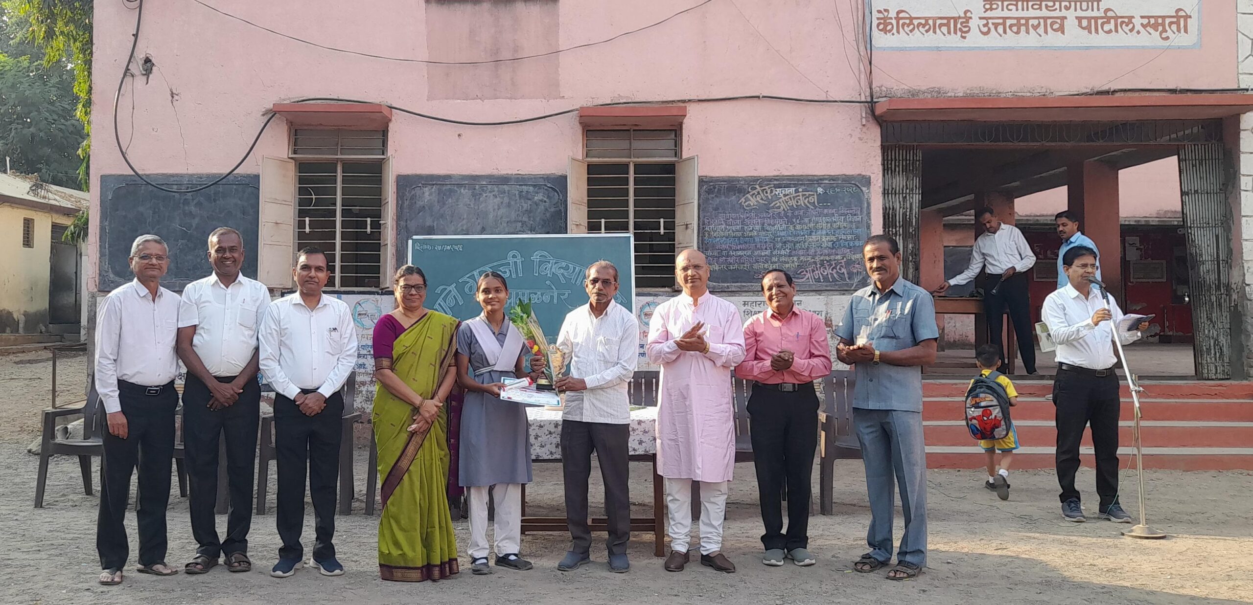 तालुकास्तरीय विज्ञान प्रदर्शनात साने गुरुजी कन्या हायस्कूलची गायत्री बोरसे प्रथम