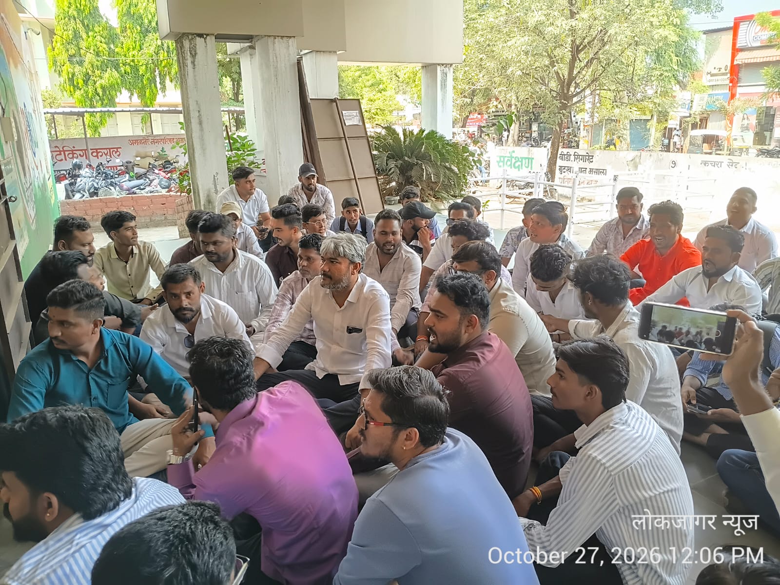 धुळे रस्त्यावरील प्रवेशद्वाराला ‘छत्रपती शिवाजी महाराज प्रवेशद्वार’ नाव देण्याची शिवप्रेमींची मागणी  २९ ऑक्टोबरच्या सर्वसाधारण सभेत अधिकृत नामकरणाचा विषय घेण्याची मागणी; नगरपालिकेत ठिय्या आंदोलनासह जोरदार घोषणाबाजी
