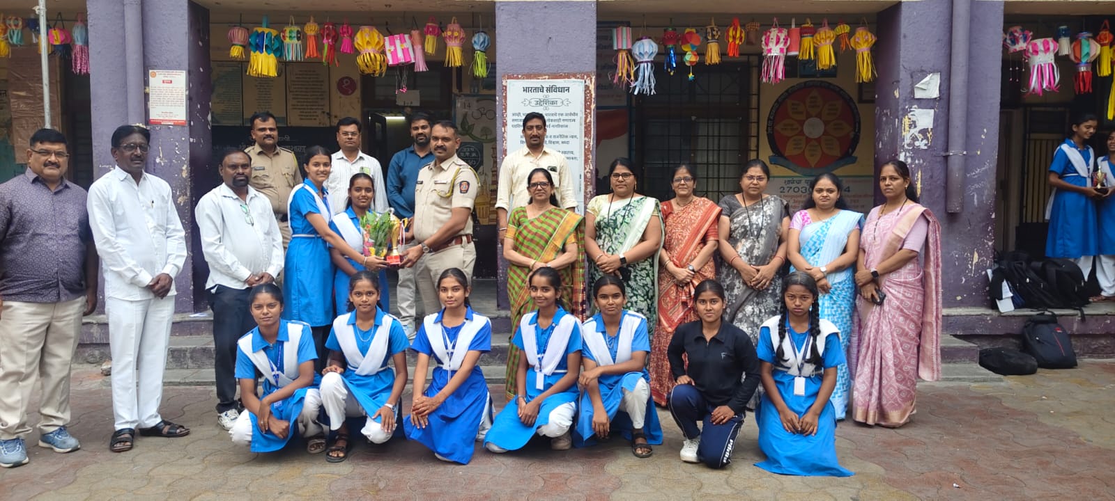  डि. आर. कन्या शाळेच्या कबड्डी संघाची दुहेरी विजेतेपदाला गवसणी; खेळाडूंचा पी.आय. दत्तात्रय निकम यांच्या हस्ते सन्मान     जिल्हास्तरीय स्पर्धेसाठी संघ पात्र; २९ व ३० ऑक्टोबरला रंगणार पुढील सामने